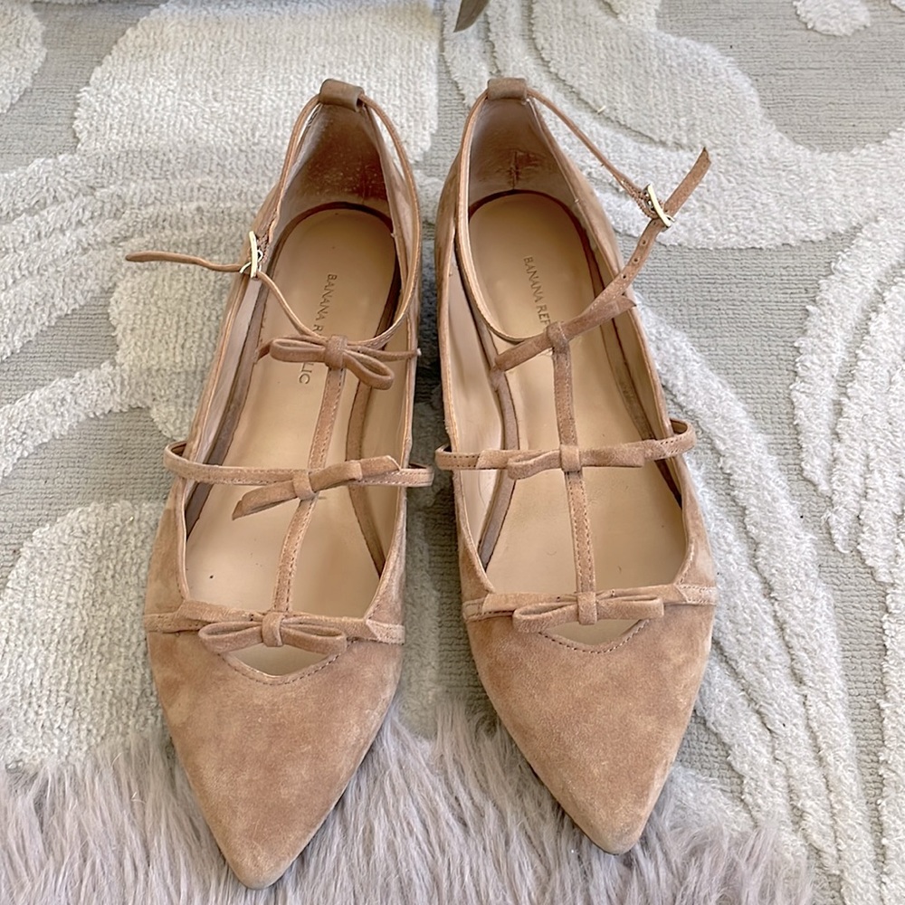 Banana Republic pointy toed bow flat tan suede sz 8.5